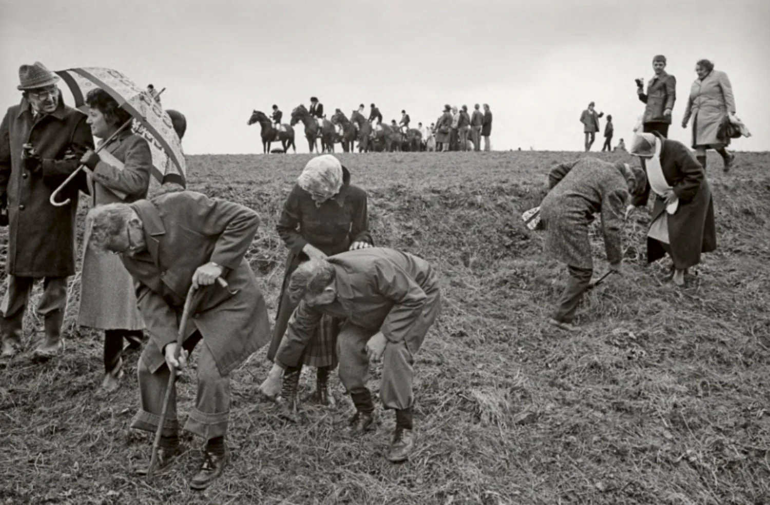 Sidelines by John Vink - Image 2